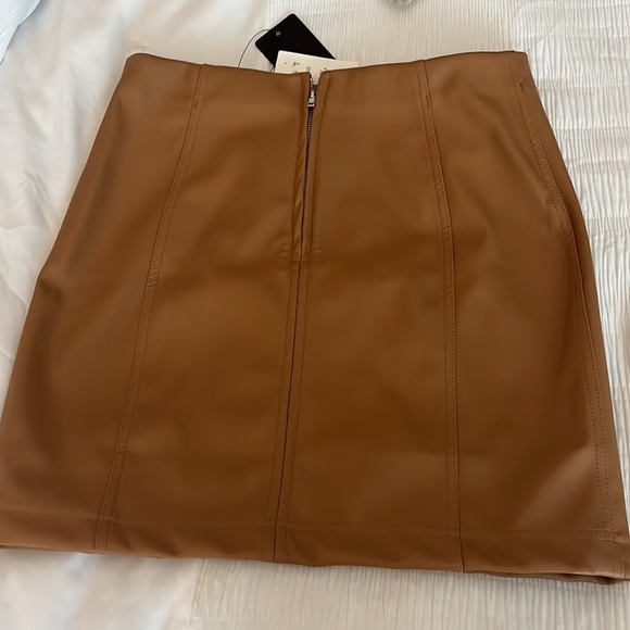 NWT Faux leather mini skirt - Picture 5 of 7